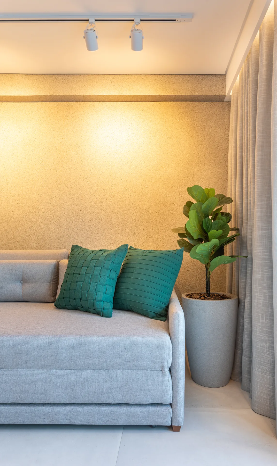 Sala de estar com sofá e detalhes em verde — Hyde Park