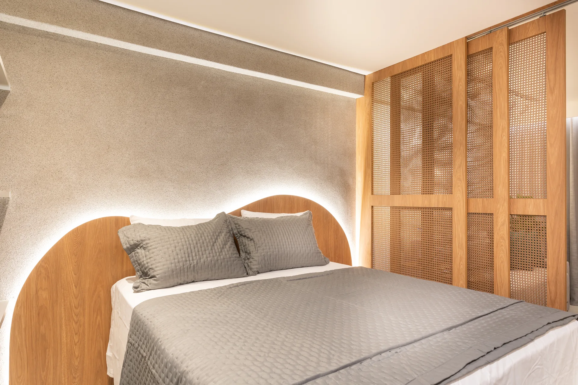 Quarto com cabeceira em madeira e iluminação suave — Hyde Park